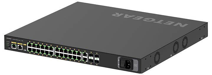 Egy NETGEAR rackcsatlakoztatható hálózati kapcsoló elölnézete számos Ethernet porttal és egy tápegység bemenettel a jobb oldalon.