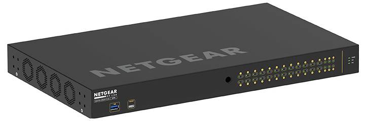 Fekete NETGEAR rackba szerelhető hálózati kapcsoló állapotjelző lámpákat tartalmazó sorokkal és elülső USB portokkal, perspektív nézetben fehér háttéren megjelenítve.