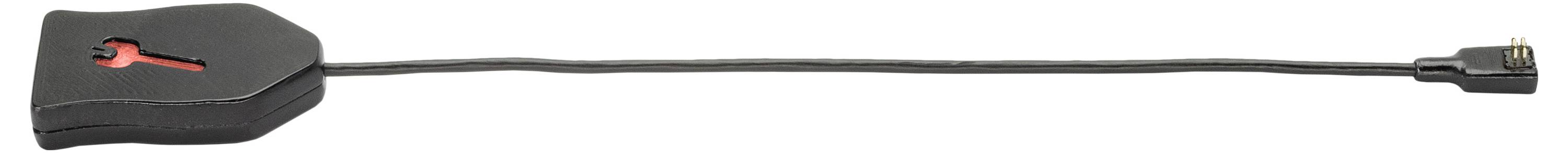 Egy hosszú, rugalmas kábel az egyik végén fekete téglalap alakú fogantyúval és a másik végén egy kis csatlakozó dugóval.