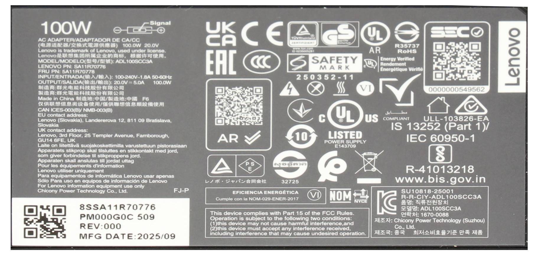 Lenovo 100W-os AC adapter címkéjének nagyított képe több minősítési logóval, QR-kódokkal, modell- és szabályozási információkkal, valamint gyártási dátummal.