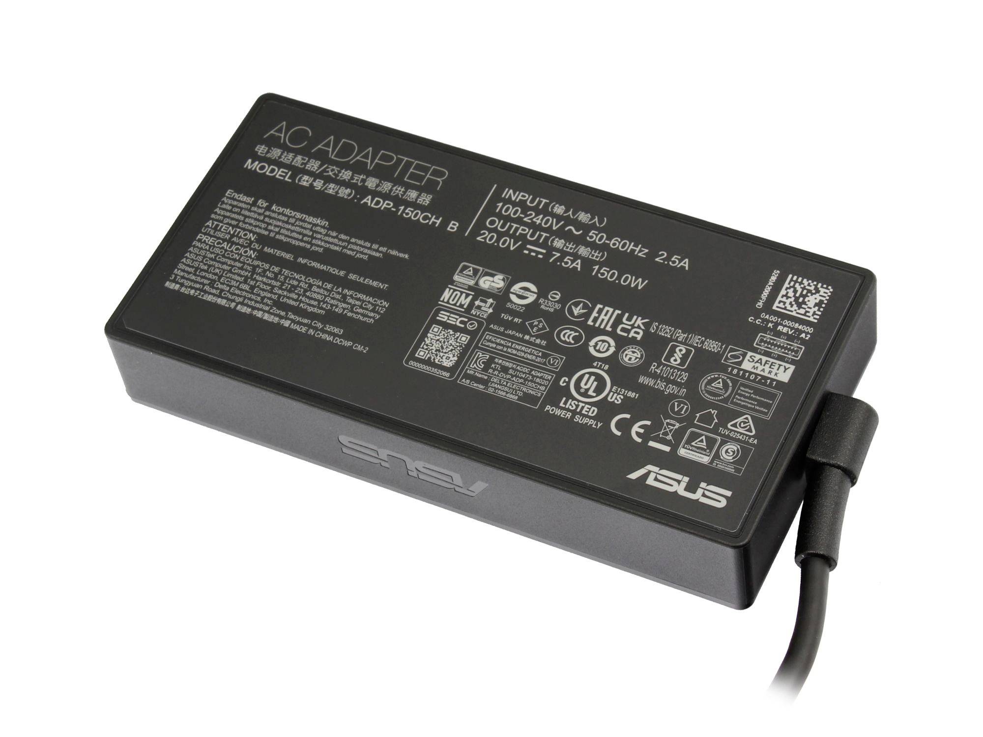 Fekete ASUS AC adapter tápegység tégla csatlakoztatott kábellel és nyomtatott specifikációkkal a tetején.