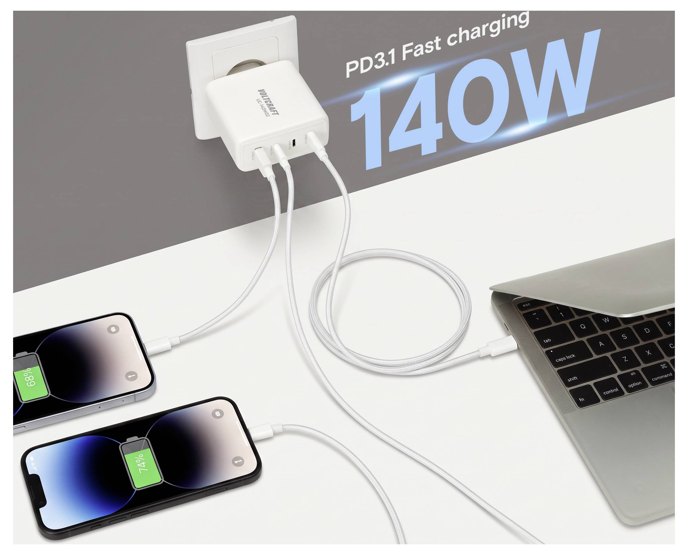 Egy PD3.1 gyorstöltő promóciós képe, amely „140W" felirattal rendelkezik, és egy telefont és laptopot tölt több kábellel.