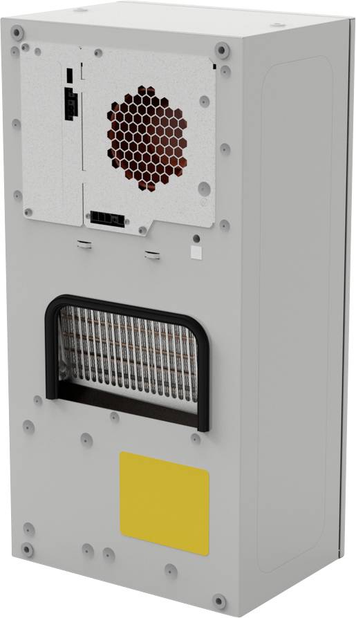 Fehér számítógépi torony vagy szerver házak mutatott elöl nézet közvetlenül egy méhsejt mintázatú ventilátor szellőzőnyílással, látható belső komponensekkel, és egy sárga címkével az alsó elülső panelen.