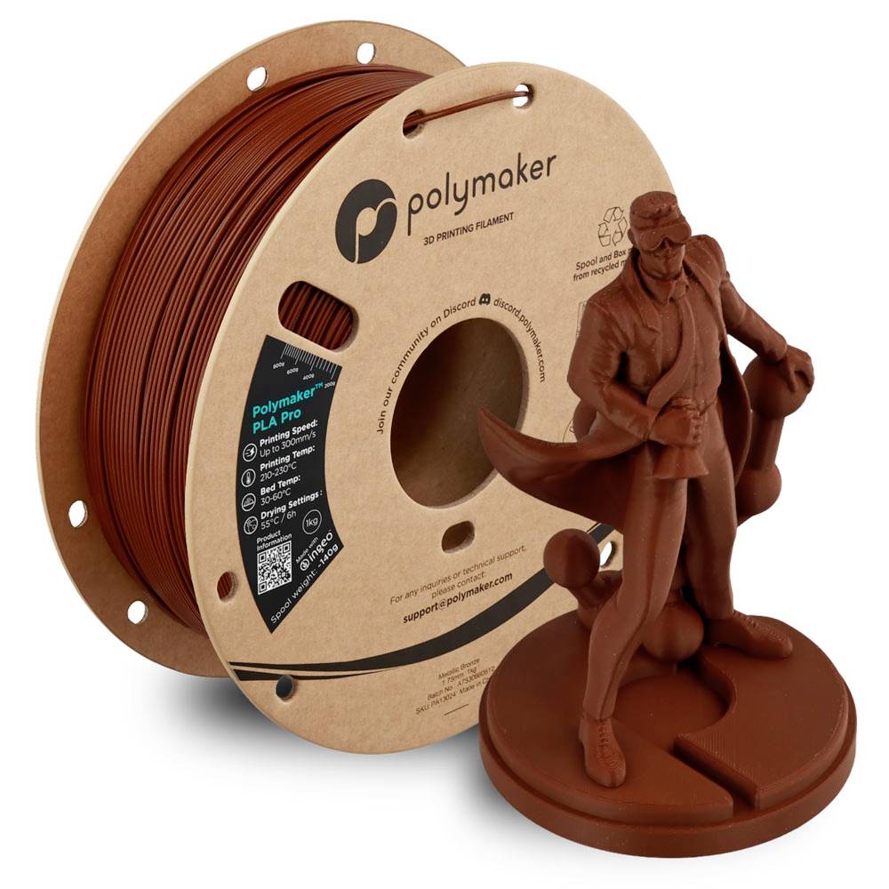 Egy barna Polymaker 3D nyomtatási filament tekercs egy barna 3D nyomtatott figurina mögött áll kerek alapon.