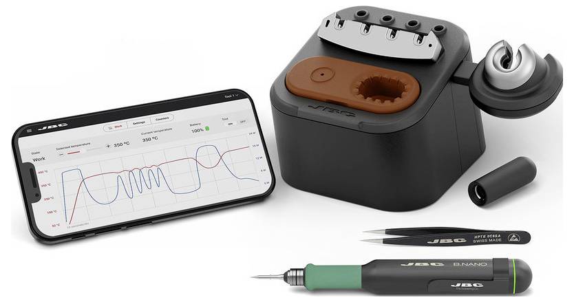 Egy okostelefon egy élő hőmérsékleti grafikont jelenít meg egy kompakt JBC forrasztóállomás mellett, amely kézidarabbal, tarthely-ral és tollszerű eszközzel rendelkezik.