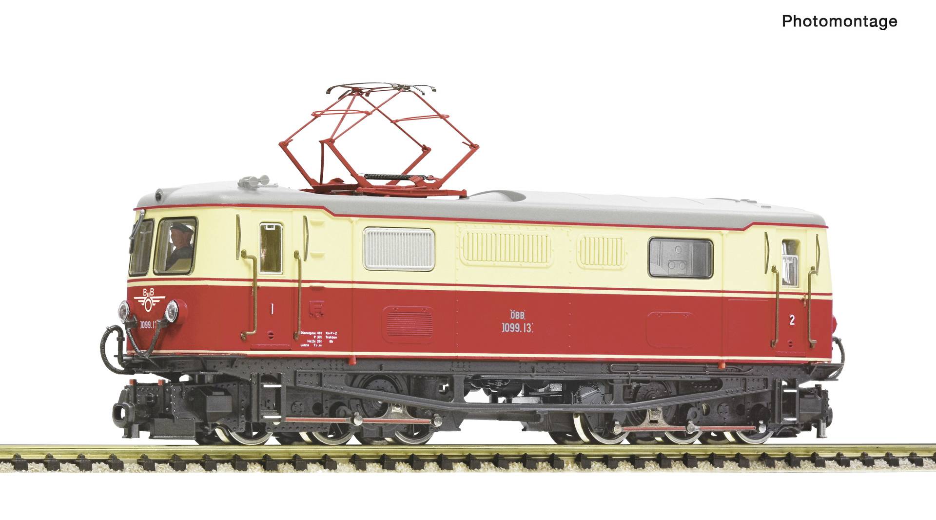 Egy piros és krémszínű elektromos mozdony oldalnézete tetőpantográffal, vasúti sínen ábrázolva fehér háttér előtt.