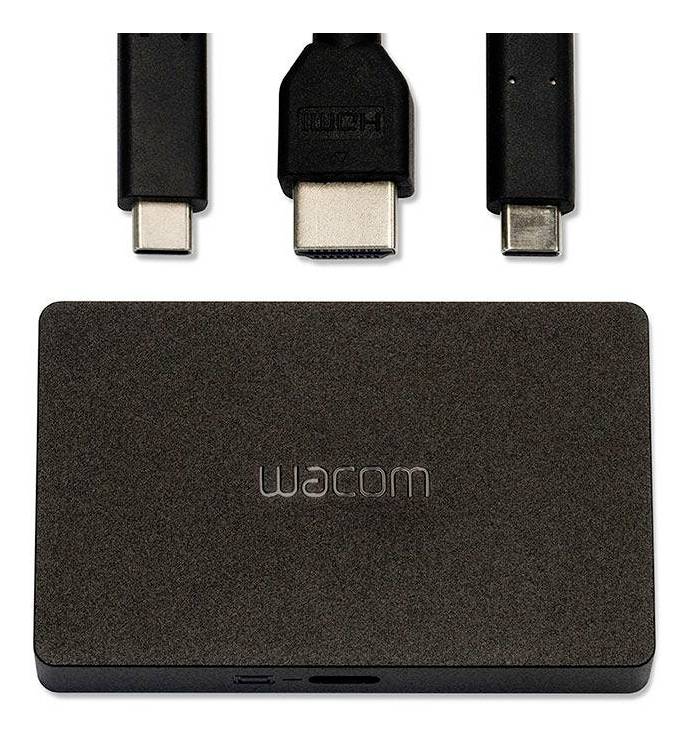 Wacom vezeték nélküli adapterdoboz három USB-C kábellel/csatlakozóval felette fehér háttéren.