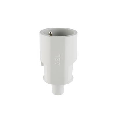 Fehér műanyag elektromos adapter dugó egy darab fém érintkezővel, egyszerű háttéren izoláltan megmutatva.
