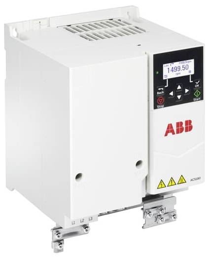 Fehér ABB ACQ580 frekvenciaváltó digitális vezérlőpanellel és figyelmeztető címkékkel, frontális nézet egyszerű háttéren.