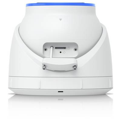 Fehér hengeres elektronikus eszköz elölnézete kék felső gyűrűvel, hátul lévő portpanellel és fehér alapon rögzített alapsokkal.