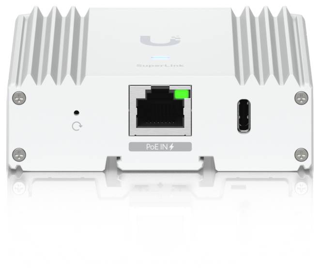 Fehér Ubiquiti hálózati eszköz előnézetből, központi Ethernet porttal jelölve "PoE IN", állapotjelzővel és szerelési csavarokkal.
