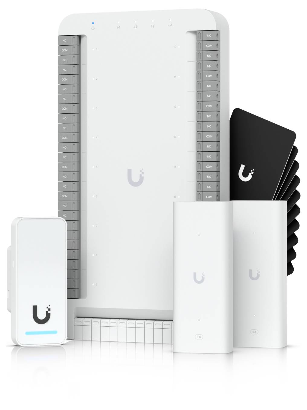 Ubiquiti stílusú fehér hálózati eszközök termékpalettája, amely tartalmaz egy nagy központi egységet, két kis fehér hozzáférési pontot és egy fekete modult halmozott kártyákkal.