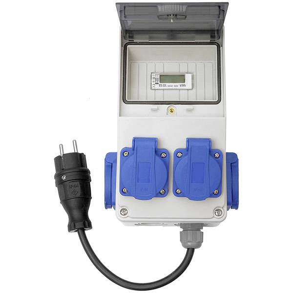 Hordozható elektromos teljesítménymérő doboz, tiszta kijelzőablakkal és két kék aljzattal, fekete csatlakozóval és kábellel összekötve.
