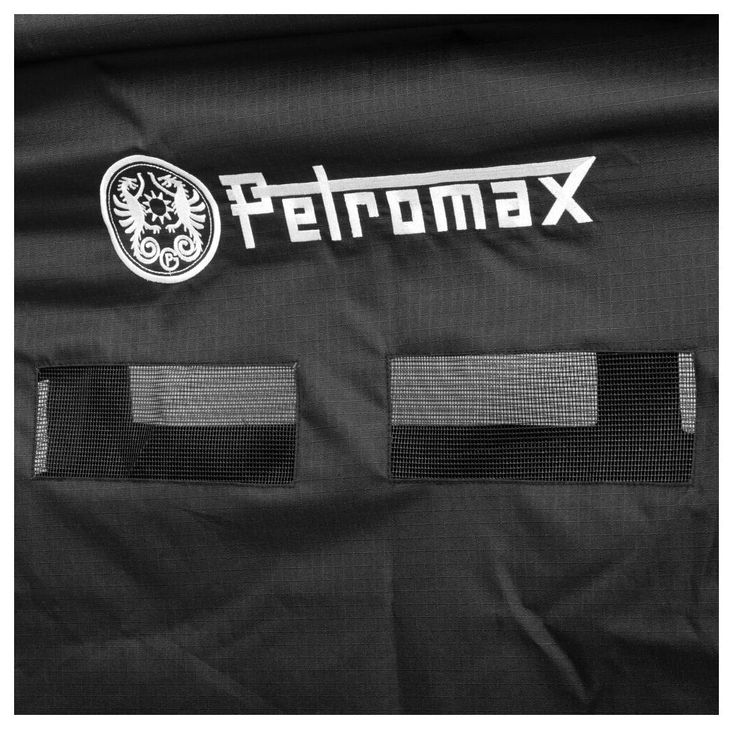 Fekete Petromax táska vagy koffer fehér „Petromax" logóval és két téglalap alakú hálós ablakpanellel az előlapon.