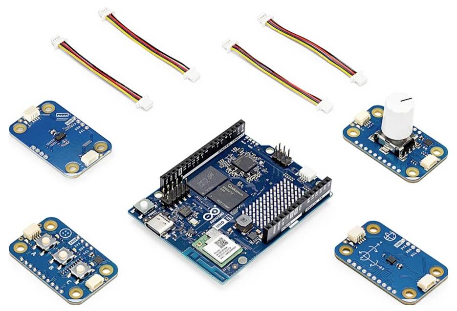 Arduino tábla több apró kék szenzor modullal és összekötő vezetékekkel, amely körülötte van elrendezve, egy elektronikus breakout kártyák készletét mutatva.