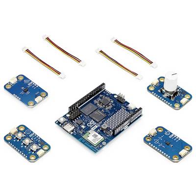 Arduino tábla több apró kék szenzor modullal és összekötő vezetékekkel, amely körülötte van elrendezve, egy elektronikus breakout kártyák készletét mutatva.