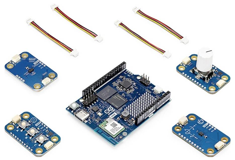 Egy Arduino-stílusú fejlesztőplaca négy kis szenzormodul közepén és négy 3 vezetékes jumper kábel között, az elektronikai alkatrészek kitjeként bemutatva.
