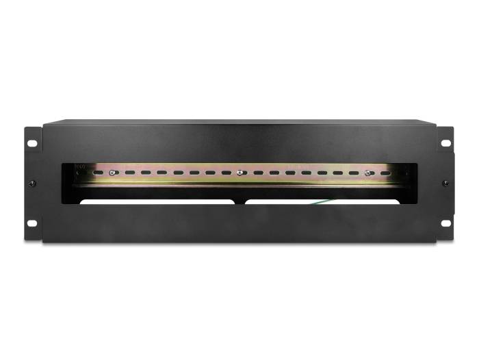Fekete fém rack-mount váz szellőzési résszel az elején és szerelési füllekkel, fehér háttér előtt megjelenítve.
