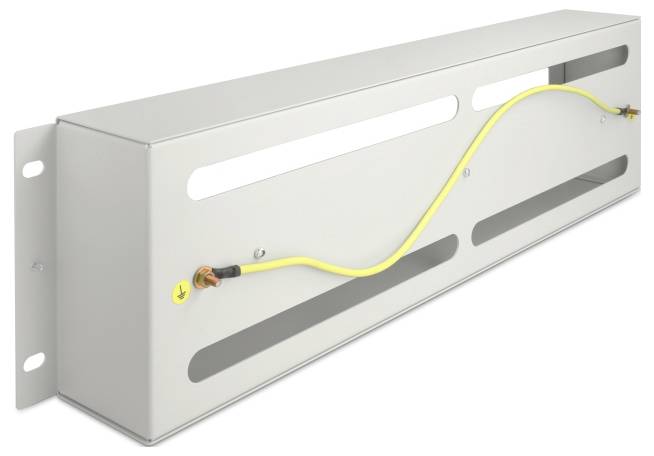 Fém elektromos szekrény, amelyhez egy sárga földelési vezeték van csatlakoztatva az oldalsó csatlakozóponthoz, perspektívikus nézetben fehér háttéren.