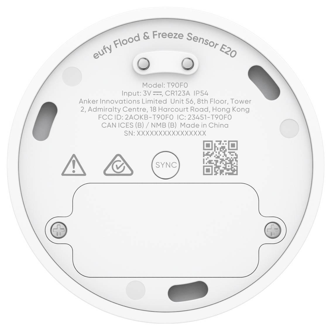 Az eufy Flood & Freeze Sensor E20 hátoldala, amely megjeleníti a modellcímkét, a szinkronizálógombot, a QR-kódot és az akkumulátor rekesz fedelét.