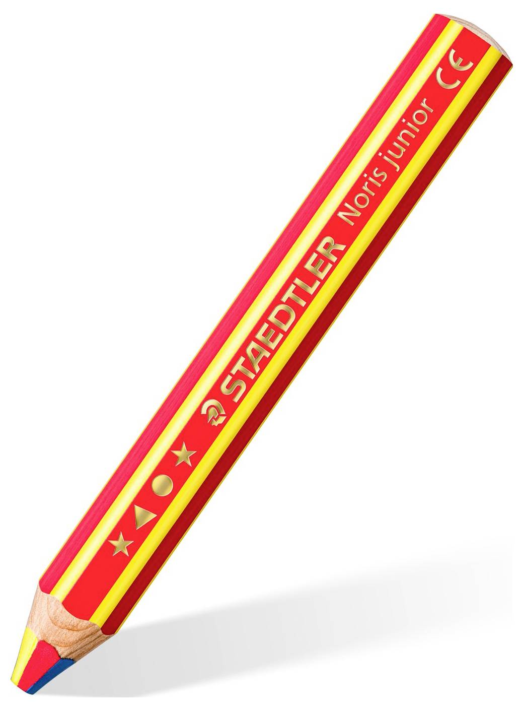 Piros Staedtler Norris junior fa ceruzák sárga csíkokkal és élesített többszínű hegyekkel, fehér háttéren átlósan elhelyezve.