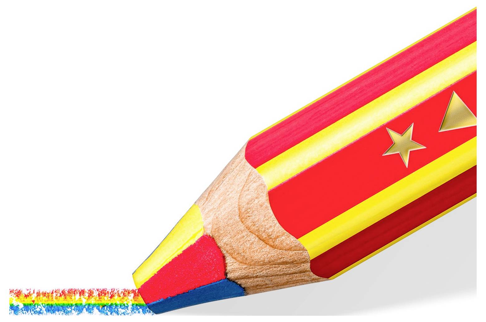 Egy szivárvány-csíkos ceruza közeli képe, amely szivárvány vonalat rajzol fehér papíron, a kreativitást vagy az LGBTQ+ büszkeséget szimbolizálva.