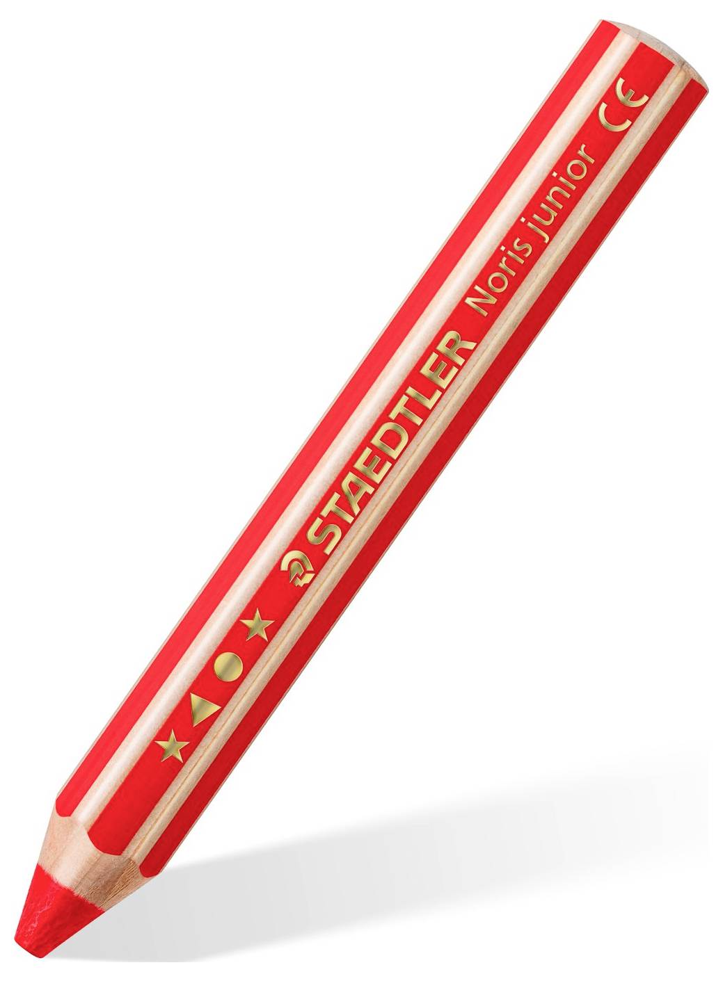 Piros Staedtler Noris Junior színes ceruza meghegyezett hegyével, fehér háttéren átlósan elhelyezve.