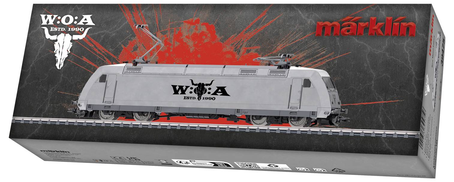 Dobozban lévő Märklin modell vonatmozdony szürke színben, W:O:A és "Est. 1990" márkázással fekete-piros csomagoláson.