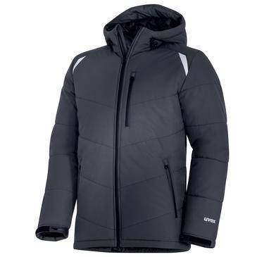 Sötét szürke szigetelt kapucnis téli dzseki elülső cipzárral és cipzáras zsebekkel, egyszerű háttéren bemutatva.