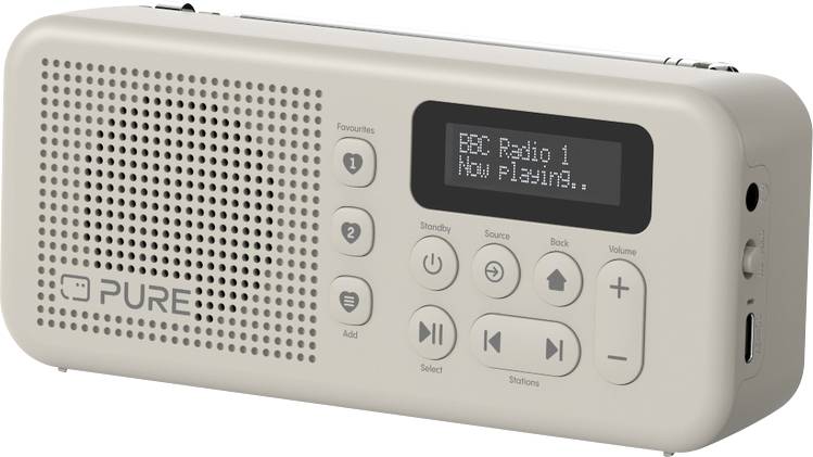Hordozható Pure digitális rádió előlnézetből, hangosbemondóval, kis kijelzővel, amelyen „BBC Radio 1 Now Playing.." szöveg látható, valamint lejátszás, állomás, hangerő és bekapcsol/kikapcsol gombokkal.