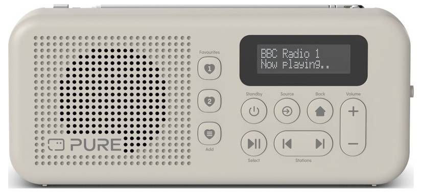 Egy bézs színű PURE hordozható rádió elölnézete, amely egy hangszóró rácsot, "BBC Radio 1 Now Playing.." feliratú LCD-kijelzőt, valamint lejátszás-, állomás- és hangerő-vezérlőelemeket mutat.