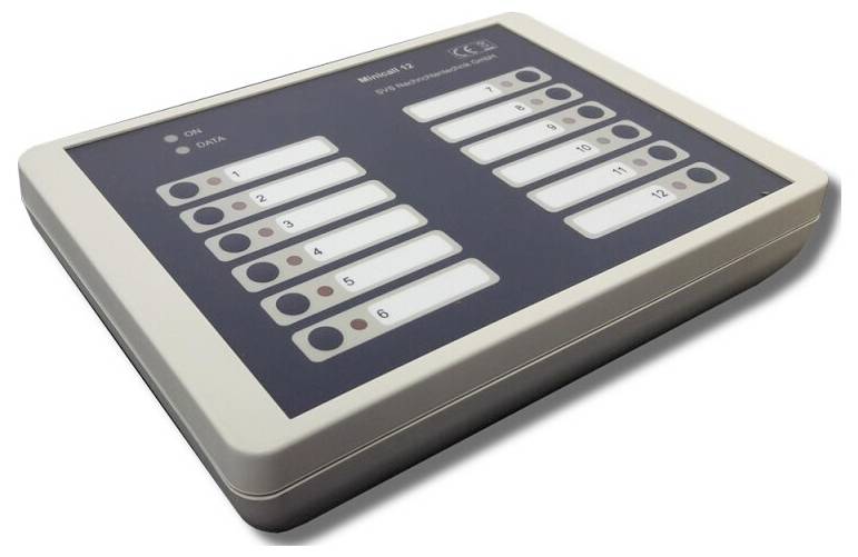 Egy téglalap alakú elektronikus vezérlőpanel többszörös számozott fehér gombokkal és jelzőfényekkel egy sötét előlapon, szürke házban elhelyezve.