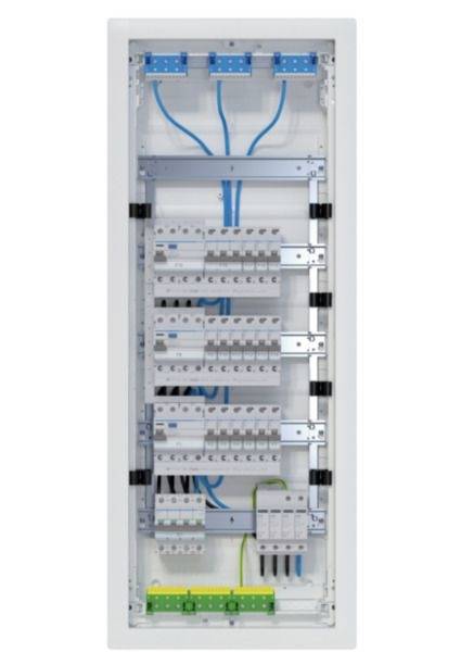 Nyitott elektromos elosztópanel áramköri megszakítókkal és kék vezetékekkel, amely a belső vezetékeket és csatlakozóblokkokat mutatja.