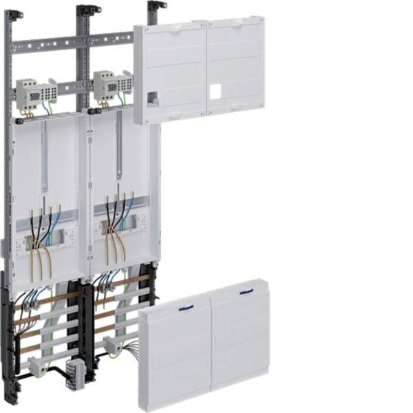 Elektromos elosztópult fehér nyitott és zárt ajtóborítékokkal, felszerelt áramköri komponenseknek, vezetékeknek és gyűjtősíneknek a kijelzésével.