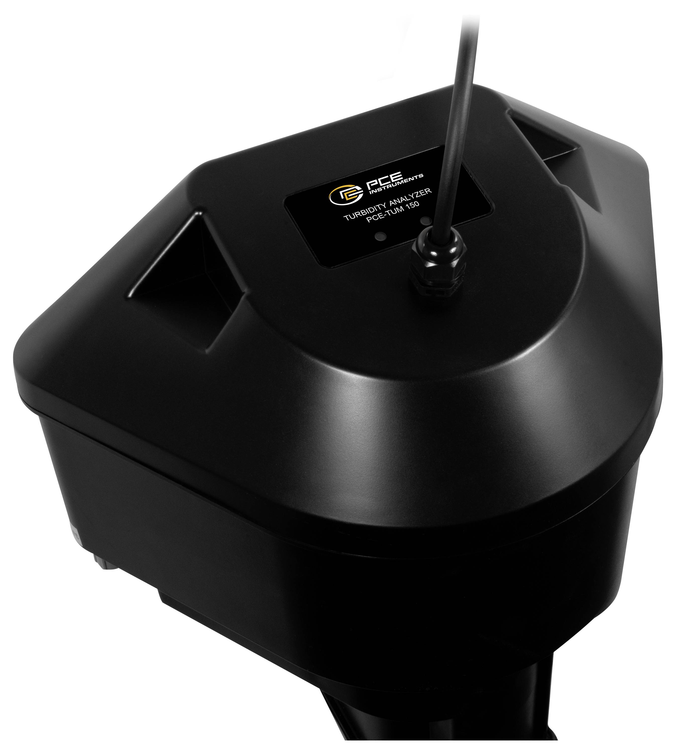 Fekete ipari elektronikai egység antenna és "GCE" felirattal a tetején, fehér háttér előtt.