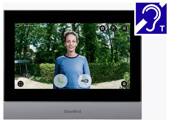 DoorBird videó kaputelefon képernyő egy nővel az bejáratnál, hívás, kulcs, beállítások és csengő vezérlőelemekkel; hallásfogyatékosok számára elérhető ikon a jobb felső sarokban.
