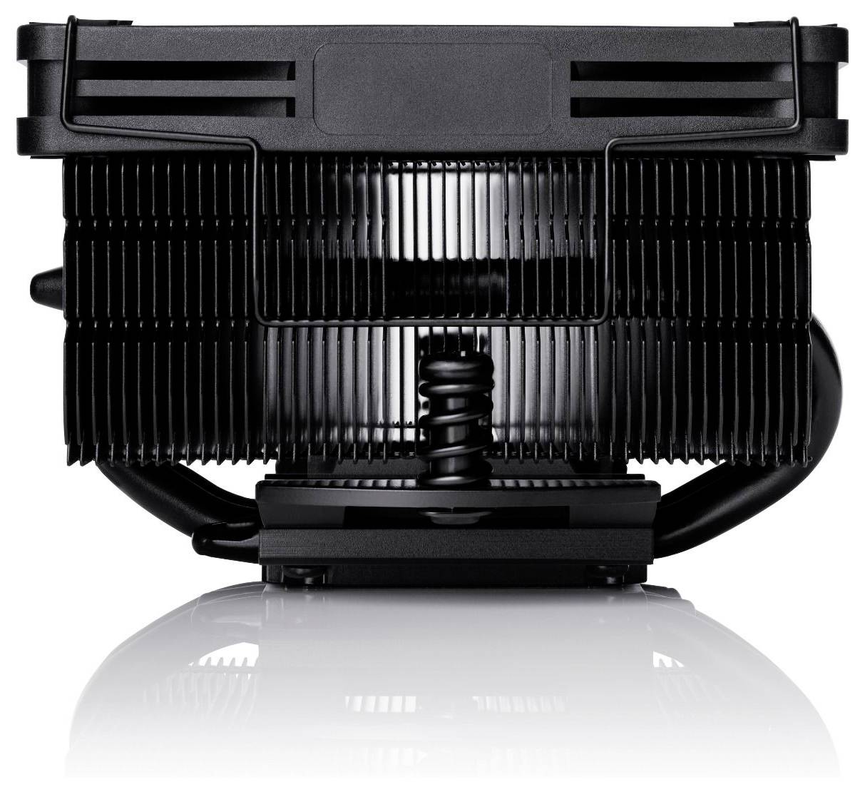 Egy fekete CPU hűtőventilátor/hőleadó elölnézete sűrű bordákkal és szerelési alaplappal fehér háttéren.