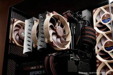 Egy asztali PC belsejének közelképe, egy nagy CPU hűtővel és több bézs szín case ventilátor, amely megmutatja a grafikus kártyát és a kábel irányítást.