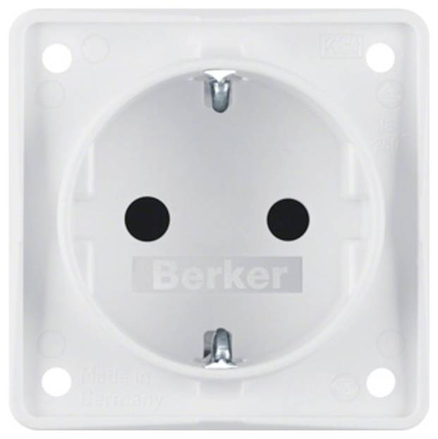 Fehér európai stílusú elektromos faliszoknya faceplate két kerek dugaszlyukkal és fém földelési klipekkel, amelyen a „Berker" felirat található.