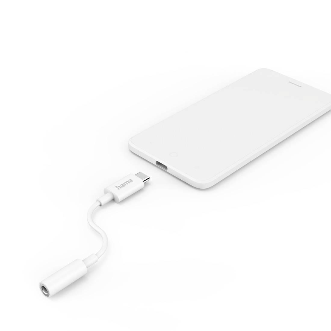 Fehér okostelefon USB-C töltőadapter kábellel és fejhallgató stílusú jackkel, sima fehér háttéren megjelenítve.