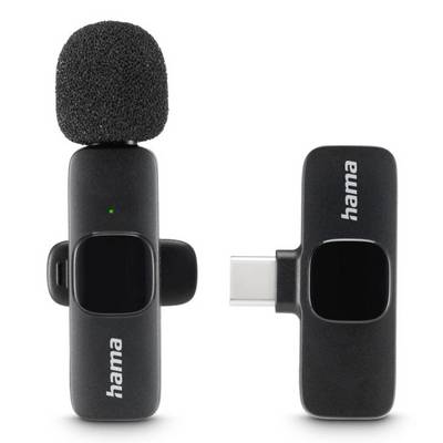 Két Hama vezeték nélküli mikrofon adó: az egyik habszigetelésű szélvédővel, amely elölnézetben látható, és az egyik USB-C csatlakozóval, amely oldalnézetben látható.