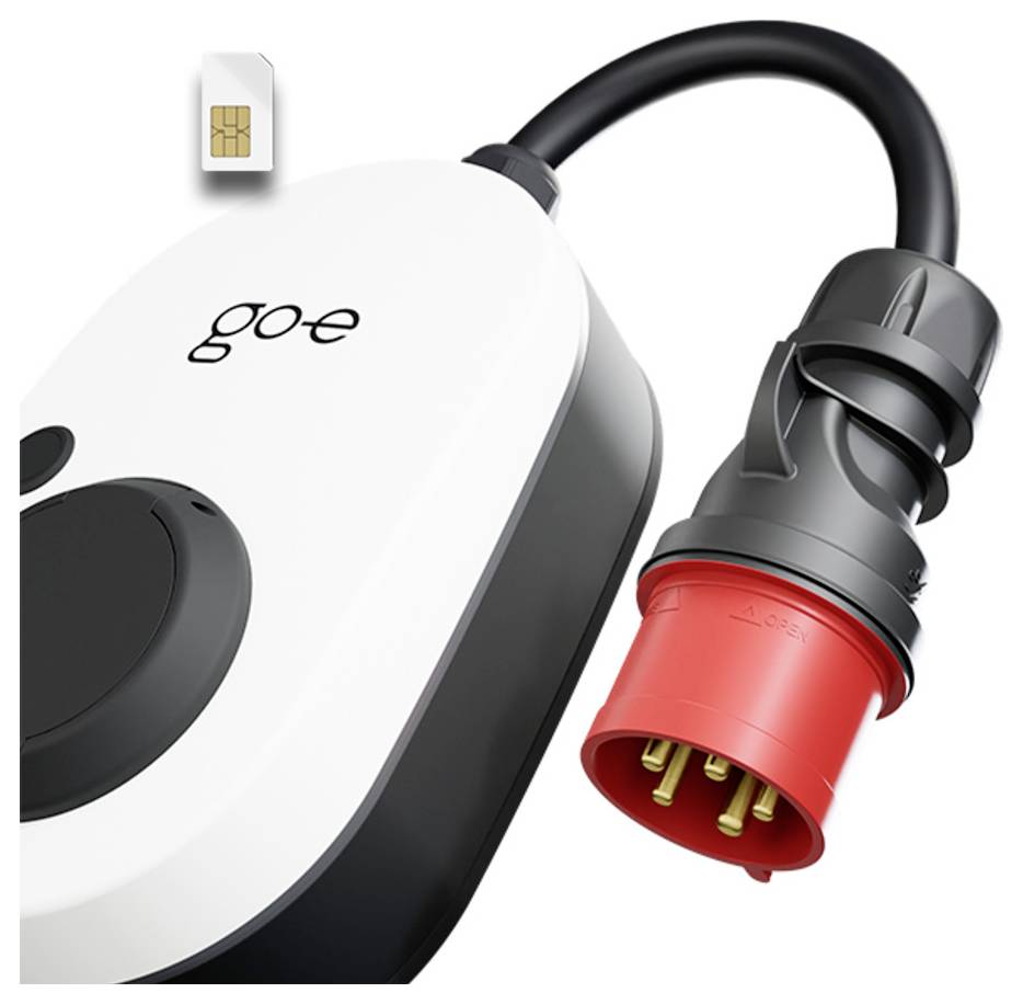 Hordozható elektromosautó-töltő piros ipari dugóval és csatlakoztatott adapterrel, melyet egy kisvárosi szimkártyára hasonlító ikona felett mutat.