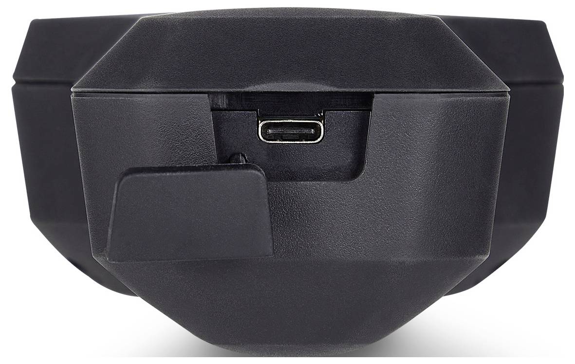 Fekete elektronikus eszköz központi USB-C porttal és egy apró elülső fedéllel vagy borítással egy dobozos, matt felületű házban.