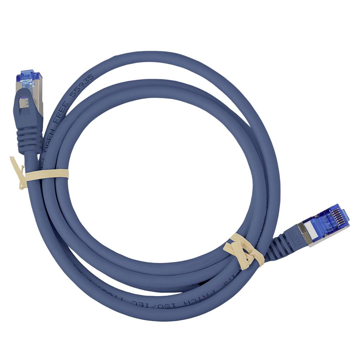 Feltekert kék Ethernet-kábel RJ45 csatlakozókkal mindkét végén, bézs színű kötegelőkkel rögzítve fehér háttéren.