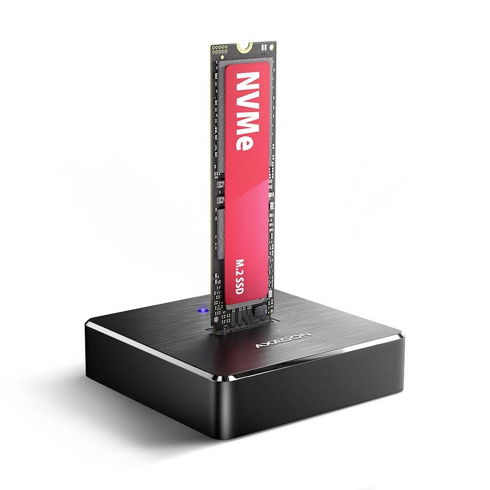 Egy NVMe M.2 SSD függőlegesen van beépítve egy kompakt fekete mini PC dokkolóállomásba vagy házba.