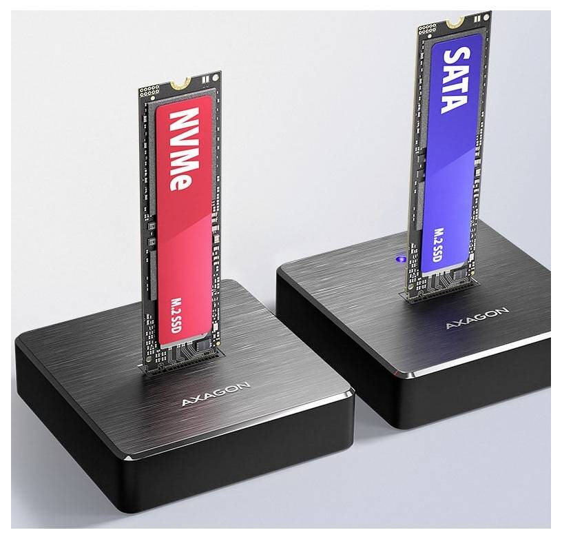 Két AXAGON M.2 SSD dokkolóállomás függőlegesen elhelyezett NVMe és SATA meghajtókat mutat, oldalsó tárolóeszköz-kompatibilitást szemléltetve.