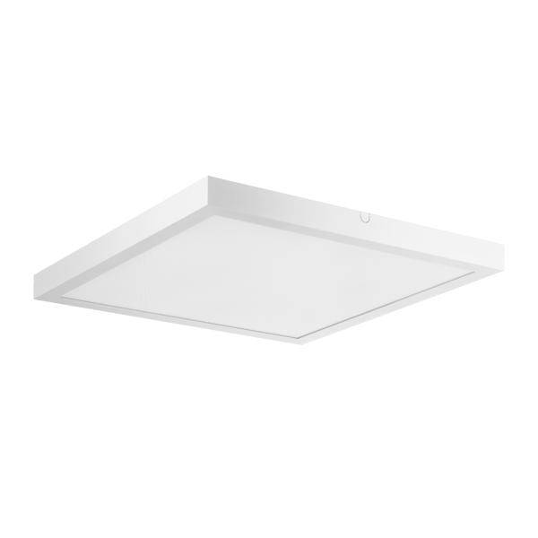 Fehér négyzet alakú, falhoz rögzített mennyezetlámpa egy sima fehér háttéren.