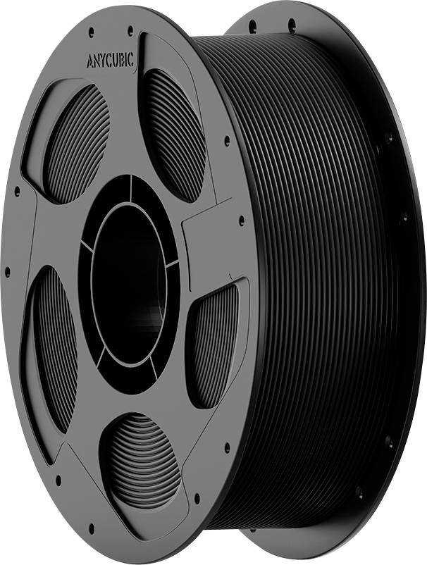 Fekete filament tekercs nyomtatott címkével a nábban, fehér háttéren közeli felvételben bemutatva.