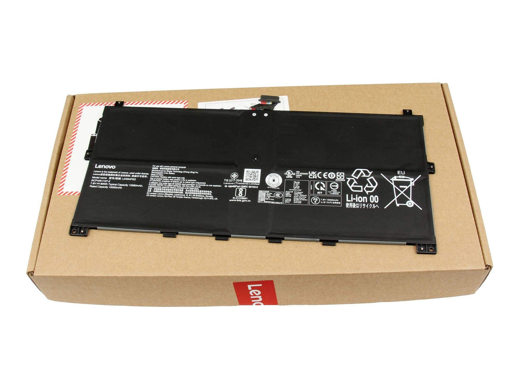 Fekete Lenovo laptop akkumulátor pack egy kartondobozon, felülnézetből fehér háttéren.