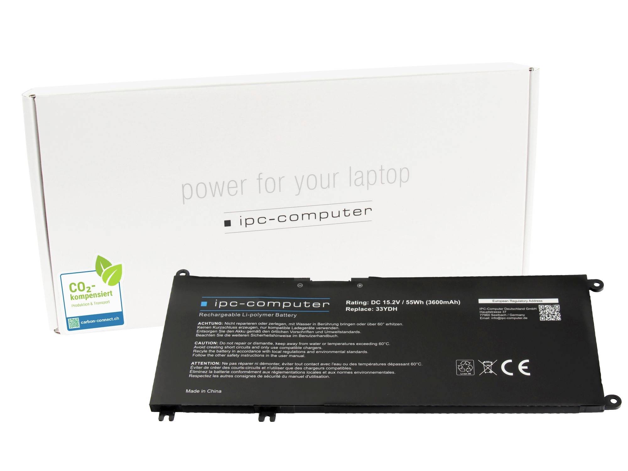 Fekete színű laptop csereakkumulátor csomag, amelyet fehér 'ipc-computer' doboza előtt mutatnak, amelyen a 'power for your laptop' (teljesítmény az Ön laptopjához) felirat és CO2 kompenzációs jelvény látható.